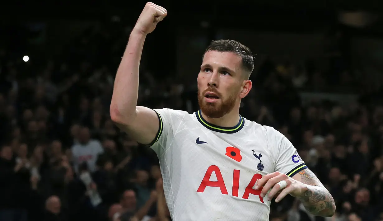Selebrasi gelandang Tottenham Hotspur, Pierre-Emile Hojbjerg setelah memenangi laga Liga Inggris 2022/2023 atas Leeds United di Tottenham Hotspur Stadium, London, (12/11/2022). Pierre-Emile Hojbjerg didatangkan Southampton pada awal musim 2016/2017 dari Bayern Munchen. Setelah 4 musim dan tampil dalam 134 laga di semua ajang dengan torehan 5 gol dan 6 assist, ia dilepas ke Tottenham Hotspur dengan nilai transfer 16,6 juta euro pada awal musim 2020/2021 dan masih bertahan hingga kini. (AFP/Isabel Infantes)