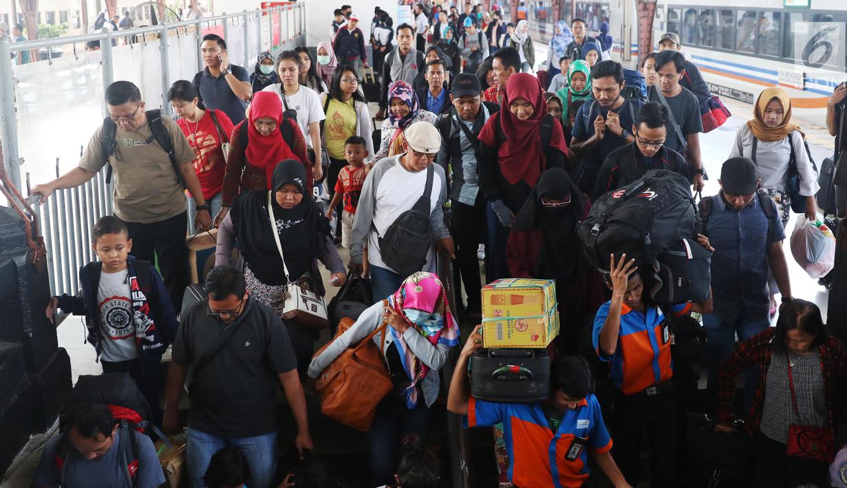 Penumpang usai turun dari kereta api jurusan Jawa Tengah tiba di Stasiun Senen, Jakarta, Rabu (28/6). Arus balik Lebaran sudah mulai terjadi di Stasiun Pasar Senen. (Liputan6.com/Angga Yuniar)
