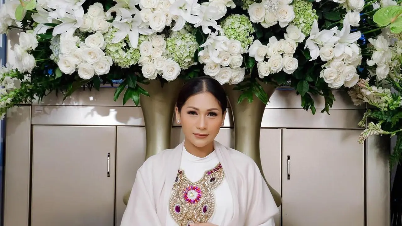 6 Potret Tasyakuran Empat Bulan Kehamilan Tata Janeeta, Tampil Serasi Bareng Suami