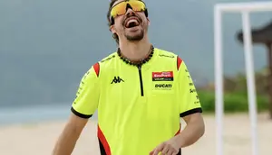 Franco Morbidelli bermain voli pantai di sela-sela track day di Sirkuit Mandalika, Lombok. (X/Pertamina Enduro VR46 Racing Team)