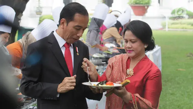 Presiden cicipi olahan ikan di halaman Istana