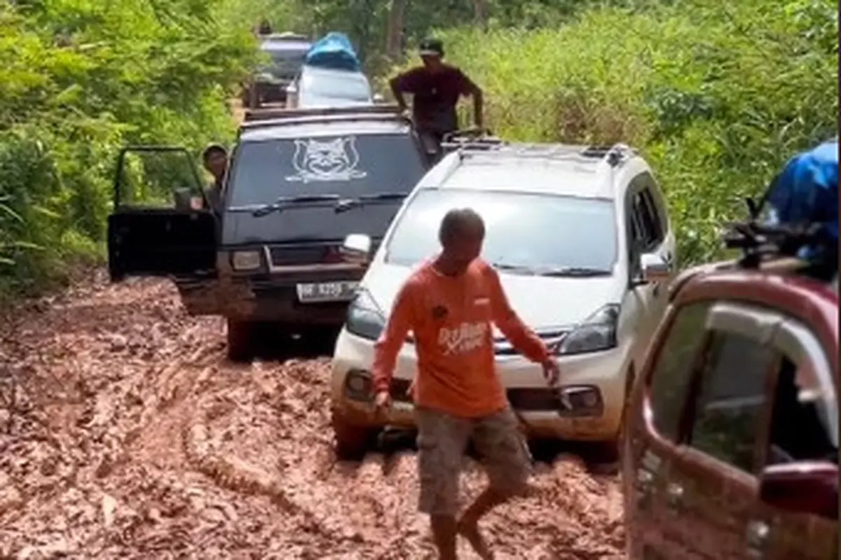 Jalan rusak Lampung (TikTok/@reviewyuk21)