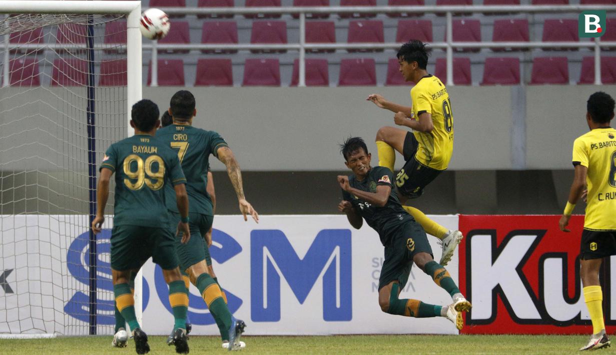 Gelandang Barito Putera, Muhammad Firli (atas) melepaskan tendangan ke gawang Persikabo 1973 dalam laga matchday ke-3 Grup A Piala Menpora 2021 di Stadion Manahan, Solo, Selasa (30/3/2021). Barito Putera bermain imbang 2-2 dengan Persikabo 1973. (Bola.com/Ikhwan Yanuar)