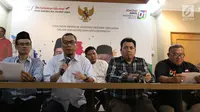 Direktur Komunikasi Politik TKN Jokowi-Ma’ruf, Usman Kansong (kedua kiri) memberi keterangan pers di Jakarta, Selasa (25/6/2019). Siaran Pers tersebut juga menanggapi klaim BPN soal pembuktian saksi-saksi 02 di persidangan sengketa Pilpres 2019. (Liputan6.com/Angga Yuniar)