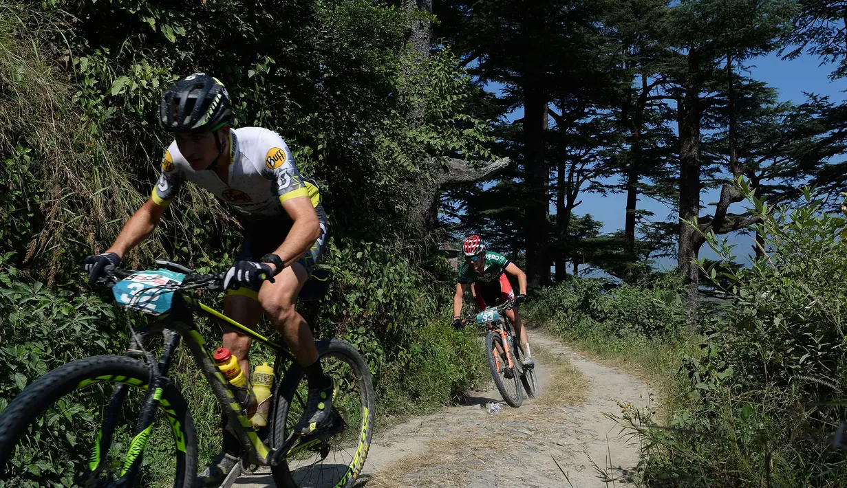Adria Noguera Soldevila dari Spanyol (kiri) bersaing dalam lomba sepeda gunung Himalaya MTB di dekat Mandi, Himachal Pradesh, India utara (4/10). Lomba ini dimulai di Shimla 29 September dan selesai 7 Oktober di Dharamshala. (AFP Photo/Sajjad Hussain)