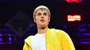 Bukan hal baru jika Justin tertangkap sedang bersama seorang wanita cantik. Namun kali ini cukup mengaggetkan. Pasalnya, Justin dan wanita itu terlihat sedang bermesraan di sebuah mobil. (AFP/Bintang.com)