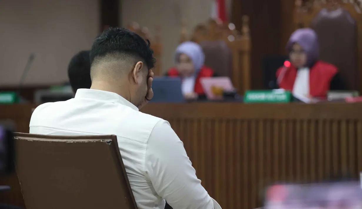 Tuntutan dibacakan Jaksa Penuntut Umum (JPU) dalam sidang di Pengadilan Negeri Jakarta Pusat, pada Kamis (12/3/2026). Tampak dalam foto, terdakwa kasus peredaran narkotika di dalam Rumah Tahanan (Rutan) Salemba, Muhamad Ammar Akbar alias Ammar Zoni, saat mengikuti sidang pembacaan putusan di Pengadilan Negeri Jakarta Pusat, Kamis (23/4/2026). (Kapanlagi.com/Budy Santoso)