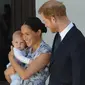 Pangeran Harry dan Meghan Markle, bersama anak mereka Archie yang berusia 8 bulan, akan membagi waktu antara Inggris dan Amerika. Mereka akan tetap melaksanakan tugas untuk Ratu Elizabeth II dan petugas Kerajaan. (Photo by HENK KRUGER / POOL / AFP)