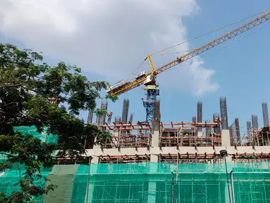 Suasana pembangunan rumah susun terintegrasi dengan sarana transportasi atau 'Transit Oriented Development' (TOD) di samping Stasiun Kereta Api (KA) Tanjung Barat, Jakarta Selatan, Kamis (11/7.2019). (Liputan 6.com/Immanuel Antonius)