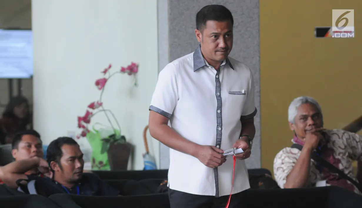 Pengusaha asal Aceh, Teuku Rafly Pasya memenuhi panggilan penyidik KPK di Jakarta, Jumat (14/9). Mantan suami artis Tamara Bleszynski tersebut diperiksa sebagai saksi untuk tersangka korporasi PT Tuah Sejati. (Merdeka.com/Dwi Narwoko)