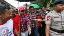 Djarot Saiful Hidayat bersalaman dengan seorang warga saat blusukan di Cengkareng Timur, Jakarta Barat, Rabu (18/1). Warga wilayah tersebut mengatakan siap memenangkan Pasangan Nomor Urut Dua dalam Pilkada DKI Jakarta 15 Februari mendatang. (Liputan6.com)