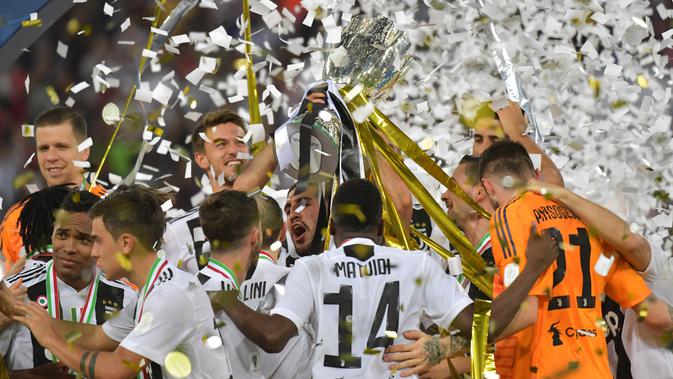 Para pemain Juventus merayakan kemenangan seusai mengalahkan AC Milan pada laga final Piala Super Italia 2018 di King Abdullah Sports City, Kamis (17/1). Juventus keluar sebagai kampiun dengan meraih kemenangan tipis 1-0. (GIUSEPPE CACACE / AFP)