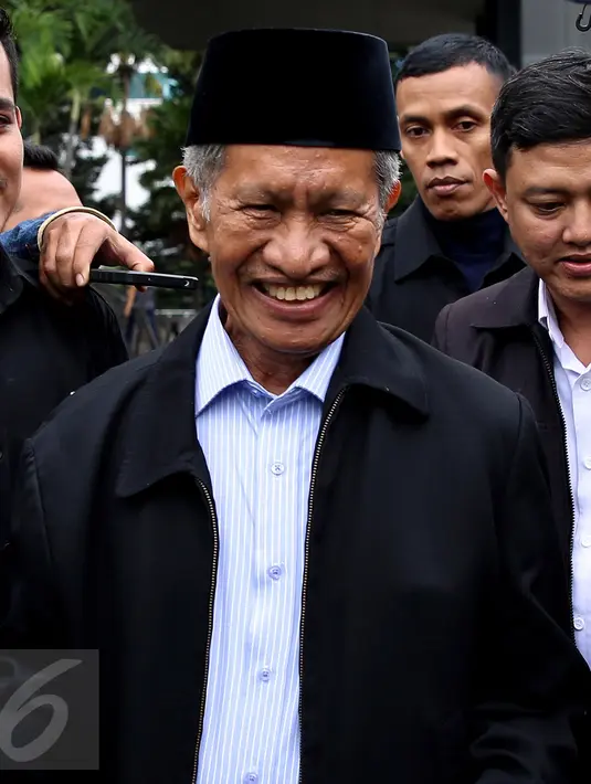 Mantan Hakim MK Muhammad Alim usai menjalani pemeriksaan di Gedung KPK, Jakarta, Rabu (2/11). Muhammad Alim diperiksa sebagai saksi dengan tersangka Bupati Buton Samsu Umar Abdul Samiun. (Liputan6.com/Johan Tallo)
