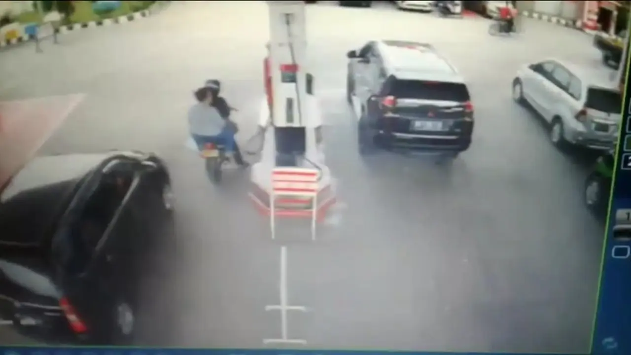 Viral oknum TNM berkelahi dengan petugas SPBU.