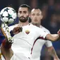 Gelandang AS Roma, Maxime Gonalons, berebut bola dengan gelandang Chelsea, Tiemoue Bakayoko, pada laga Liga Champions di Stadion Stamford Bridge, Kamis (19/10/2017). Chelsea bermain imbang 3-3 dengan AS Roma. (AP/Adrian Dennis)