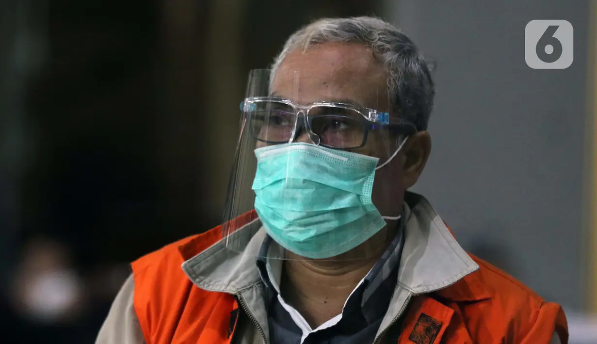 Mantan PPK Pembangunan Jembatan Waterfront Dinas Bina Marga dan Pengairan Kab Kampar, Adnan usai menjalani pemeriksaan di gedung KPK, Jakarta, Senin (19/10/2020). Adnan diperiksa atas dugaan korupsi pengadaan dan pelaksanaan pembangunan Jembatan Bangkinang. (Liputan6.com/Helmi Fithriansyah)
