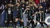 Para pemain Real Madrid merayakan gol Marco Asensio (tengah) ke gawang Leganes  pada laga Copa Del Rey di Estadio Municipal Butarque, Leganes, (18/1/2018). Real Madrid menang 1-0. (AFP/Oscar Del Pozo)