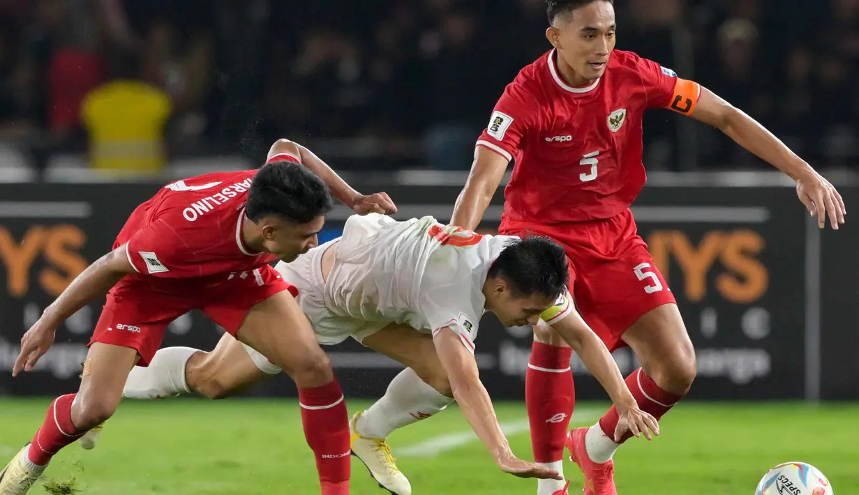Kapten Vietnam Do Hung Dung (tengah) berebut bola dengan dua pemain Indonesia Marselino Ferdinan (kiri) dan Rizky Ridho Ramadhani saat pertandingan sepak bola kualifikasi Piala Dunia FIFA 2026 di Stadion Gelora Bung Karno, Jakarta pada 21 Maret 2024. (BAY ISMOYO/AFP)