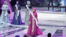 Empat dari 10 finalis yang lolos dalam malam puncak Puteri Muslimah Asia 2018 di Jakarta, Senin (7/5). (Liputan6.com/Faizal Fanani)