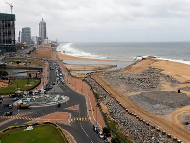 Tampak aktivitas proyek reklamasi di pesisir Kolombo, Sri Lanka, Selasa (9/8).Lahan ini nantinya akan digunakan sebagai pelabuhan 'Colombo Port City' yang menghabiskan dana sekitar 19 triliun rupiah. (REUTERS/Dinuka Liyanawatte)