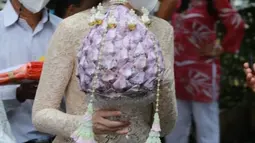 Nong Poy saat momen hari besar di Thailand juga ikut merayakan. Saat ia membawa bunga, potret anggunnya Nong Poy jelas terlihat. Transgender cantik Thailand ini sukses bikin warganet terkesima dengan potret anggunnya. (Liputan6.com/IG/poydtreechada)