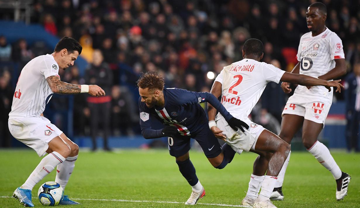 Bek Lille, Jose Fonte, berusaha menghentikan laju striker PSG, Neymar, pada laga Ligue 1 Prancis di Stadion Parc des Princes, Paris, Jumat (22/11). PSG menang 2-0 atas Lille. (AFP/Franck Fife)