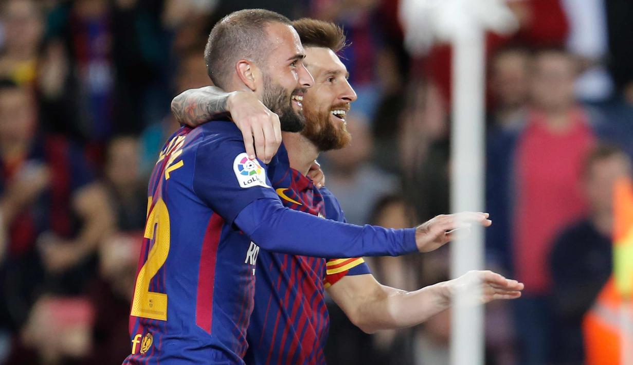 Penyerang Barcelona, Lionel Messi melakukan selebrasi bersama Aleix Vidal usai mencetak gol ke gawang Eibar pada La Liga Spanyol di stadion Camp Nou di Barcelona, Spanyol, (19/9). Messi mencetak empat gol dipertanding ini. (AFP Photo/Pau Barrena)