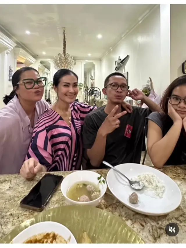 Iis Dahlia buka puasa bersama Gautam Nain dan teman artis (Foto: IG isdadahlia)