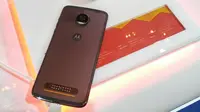 Tampak belakang Moto Z2 Play. (Liputan6.com/Andina Librianty)