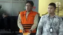 Tersangka kasus dugaan suap pengurusan izin pemanfaatan kawasan hutan yang juga Direktur Utama PT Inhutani V, Dicky Yuana Rady berjalan meninggalkan gedung Merah Putih Komisi Pemberantasan Korupsi (KPK), Jakarta, Rabu (17/9/2025). (Liputan6.com/Helmi Fithriansyah)