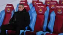 Pelatih Chelsea Jose Mourinho duduk di ruang istirahat sebelum pertandingan sepak bola Liga Inggris antara West Ham United berhadapan dengan Chelsea di Upton Park, London, pada (23/11/13) waktu setempat. (Foto: AFP/Carl Court)