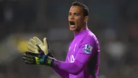 Sebagai negara dengan tradisi sepak bola yang kental, Belanda banyak menghasilkan pemain hebat yang berlaga di liga-liga top Eropa, termasuk di Liga Inggris. Tidak hanya penyerang, mereka pun memiliki kiper-kiper tangguh yang dipercaya mengawal gawang klub-klub besar di Liga Inggris. Berikut 5 di antaranya. (AFP/Glyn Kirk)