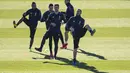 Pemain Juventus melakukan pemanasan sebelum melakukan latihan jelang laga lanjutan grup H Liga Champions yang berlangsung di stadion Stade de Suisse, kamis (13/12). Juventus akan berhadapan dengan tuan rumah Young Boys. (AFP/Marco Bertorello)