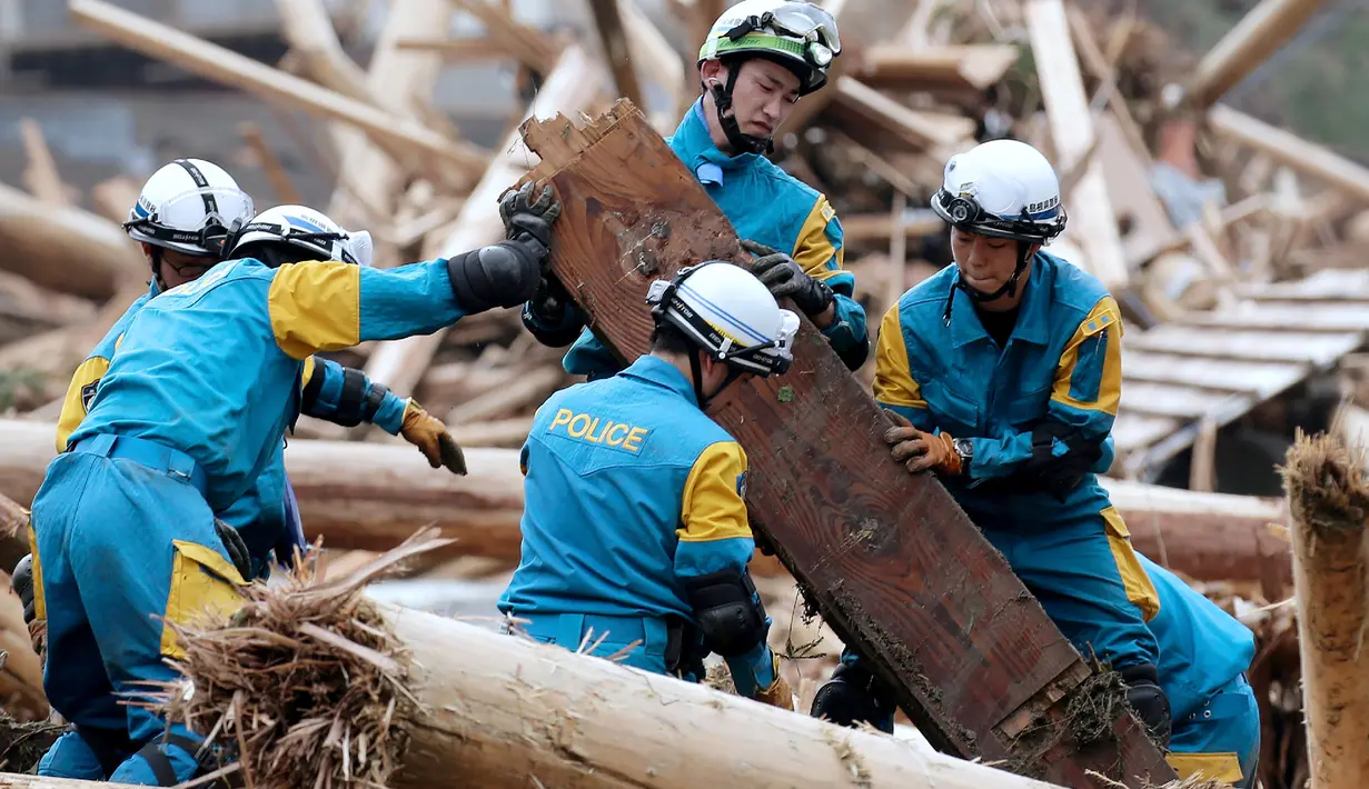Petugas penyelamat melakukan operasi pencarian untuk orang hilang di Toho, Fukuoka, Jepang, Sabtu (8/7).  Curah hujan tinggi di Jepang disebabkan oleh tekanan udara rendah di Pasifik yang bertemu dengan udara lembab di musim penghujan. (AFP PHOTO)