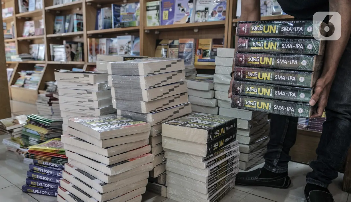 Pekerja memindahkan tumpukkan buku yang akan dikembalikan ke penerbit di toko buku JakBook, Pasar Kenari, Jakarta, Kamis (4/2/2021). Pandemi Covid-19 yang masih mewabah menyebabkan toko buku besutan Pemprov DKI Jakarta bersama PD Pasar Jaya sepi pengunjung. (merdeka.com/Iqbal S. Nugroho)