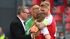 Bersama kiper Timnas Denmark, Kasper Schmeichel, Kjaer pun kemudian mencoba menenangkan Sabrina Kvist Jensen dengan memeluknya. (Foto: AFP/Pool/Jonathan Nackstrand)