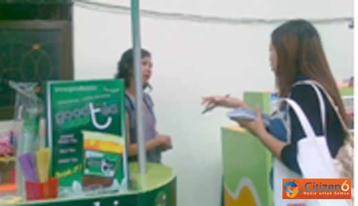 Citizen6, Surabaya: Mahasiswa UNAIR yang sedang membeli barang di stand KOPMIB.