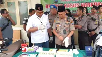 Polrestabes Surabaya menggelar konferensi pers terkait penembakan bos kurir sabu-sabu 25 kilogram (kg). (Foto Liputan6.com/Dian Kurniawan)