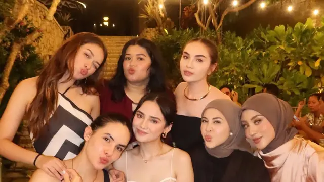 Margin dan Steffi Zamora saat welcoming dinner Syifa Hadju dan El Rumi di Bali. [@elinaaaaajoerg]