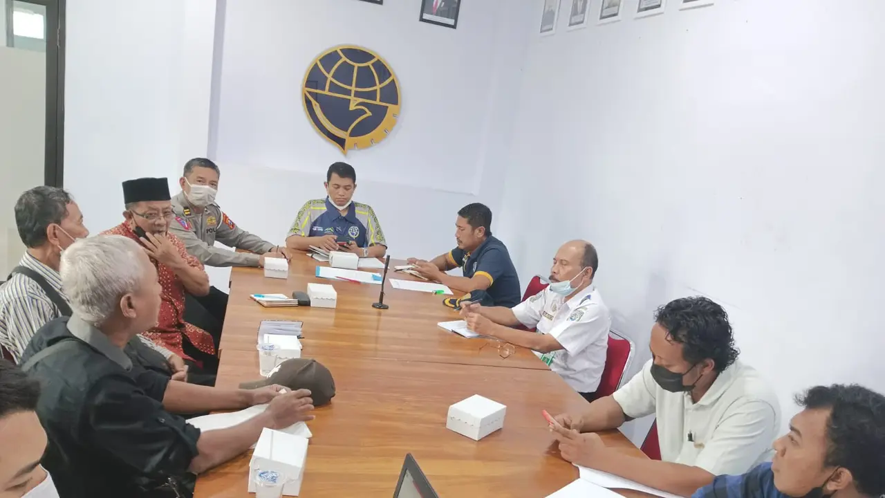 Rapat kordinasi Dinas Perhubungan Banyuwangi bersama organda, paguyuban angkot di Banyuwangi untuk penyesuaian tarif. (Istimewa)