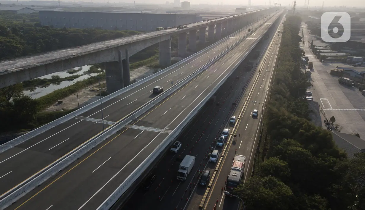 Foto udara penyekatan kendaraan yang melintas di KM 31 Tol Jakarta-Cikampek, Kabupaten Bekasi, Jawa Barat, Sabtu (17/7/2021). Penyekatan ini juga untuk mendukung pemerintah dalam melaksanakan PPKM Darurat guna mencegah penyebaran COVID-19. (Liputan6.com/Herman Zakharia)