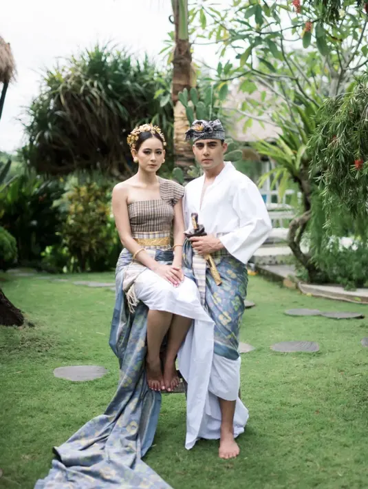 Mereka memakai outfit pakaian Bali kasual modifikasi. Laura memakai kain yang di-styling sebagai atasan one shoulder. Dan Indra memakai baju putih lengan panjang. [Foto: @laura_theux]