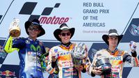 Pebalap Movistar Yamaha, Valentino Rossi (kiri), bersama duo Repsol Honda, Dani Pedrosa (kanan) dan Marc Marquez. (EPA/Paul Buck)