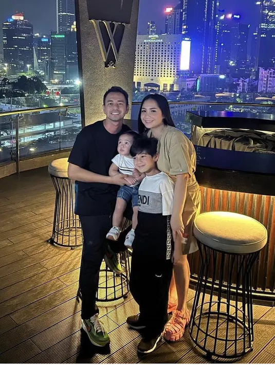 Nagita pun hadir bersama Raffi Ahmad yang mengenakan baju hitam serta kedua anaknya. Credit: Instagram (@rieta_amilia)