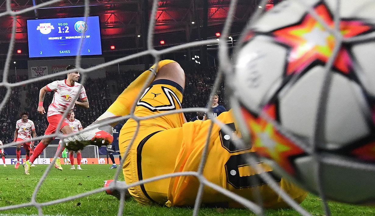 Dominik Szoboszlai yang menjadi eksekutor mampu menaklukkan Gianluigi Donnarumma. (AFP/Franck Fife)