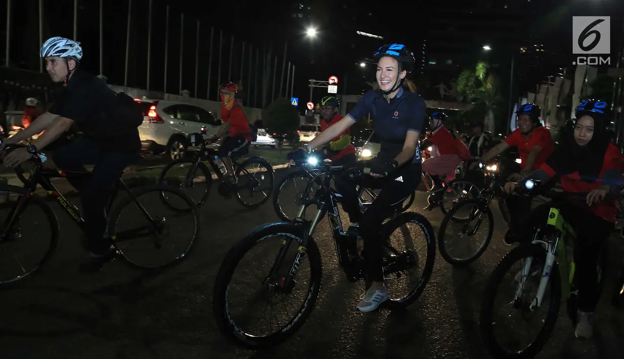 Aktris Nadine Chandrawinata bersepeda di sekitaran Gelora Bung Karno, Jakarta, Jumat (16/6). Berolahraga sepeda memang rutin dilakukan oleh Nadine untuk menjaga kebugaran tubuh. (Liputan6.com/Herman Zakharia)