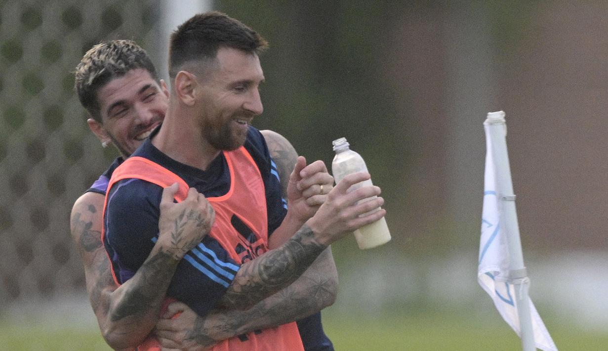 Momen usil yang dilakukan Rodrigo De Paul (kiri) ke Lionel Messi dalam sesi latihan yang berlangsung di Ezeiza, Buenos Aires, Rabu (11/10/2023) WIB. (AFP/Juan Mabromata)