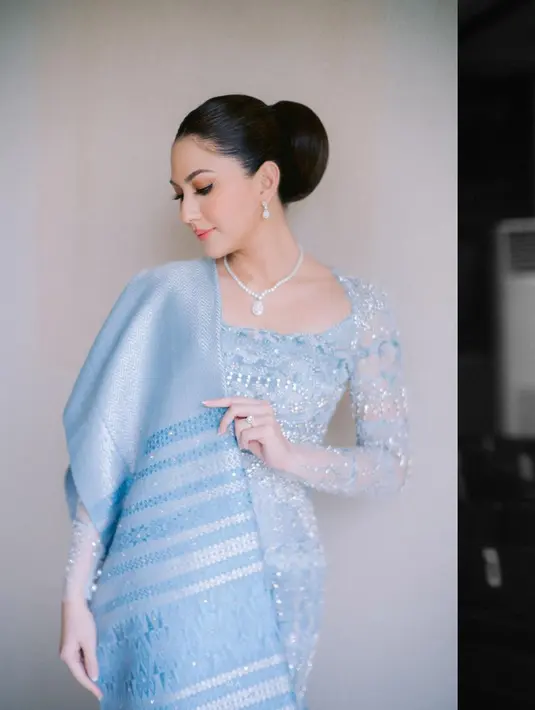 Intip perbedaan gaya Jessica Mila dan Chen Giovani saat pertunangan adat Batak [@jscmila]