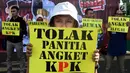 Mahasiswa membawa membawa poster saat melakukan Aksi di depan Gedung MPR/DPR Jakarta, Jumat (16/6). Dalam aksinya mereka menuntut Tolak Angket KPK. (Liputan6.com/Johan Tallo)