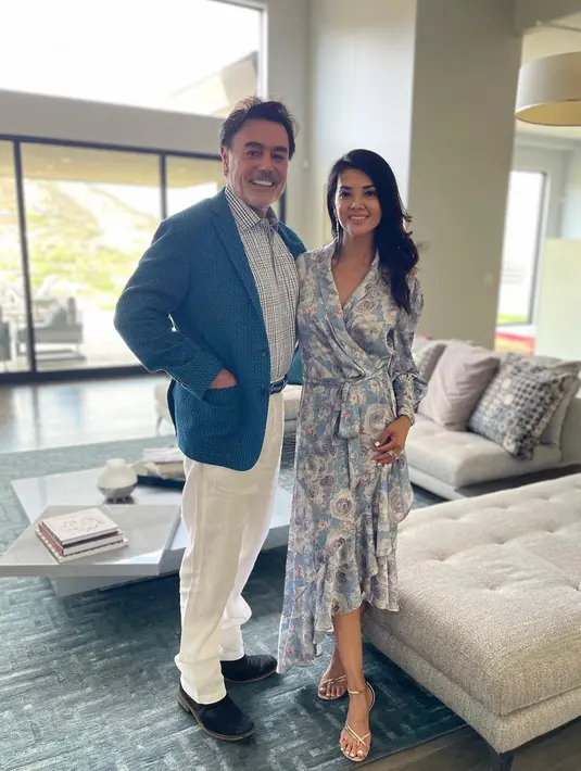 Kompak tampil serba biru bersama suami, gaya Farah Quinn dengan wrap dress floral bisa jadi inspirasi summer outfit. [Foto: IG/farahquinnofficial].